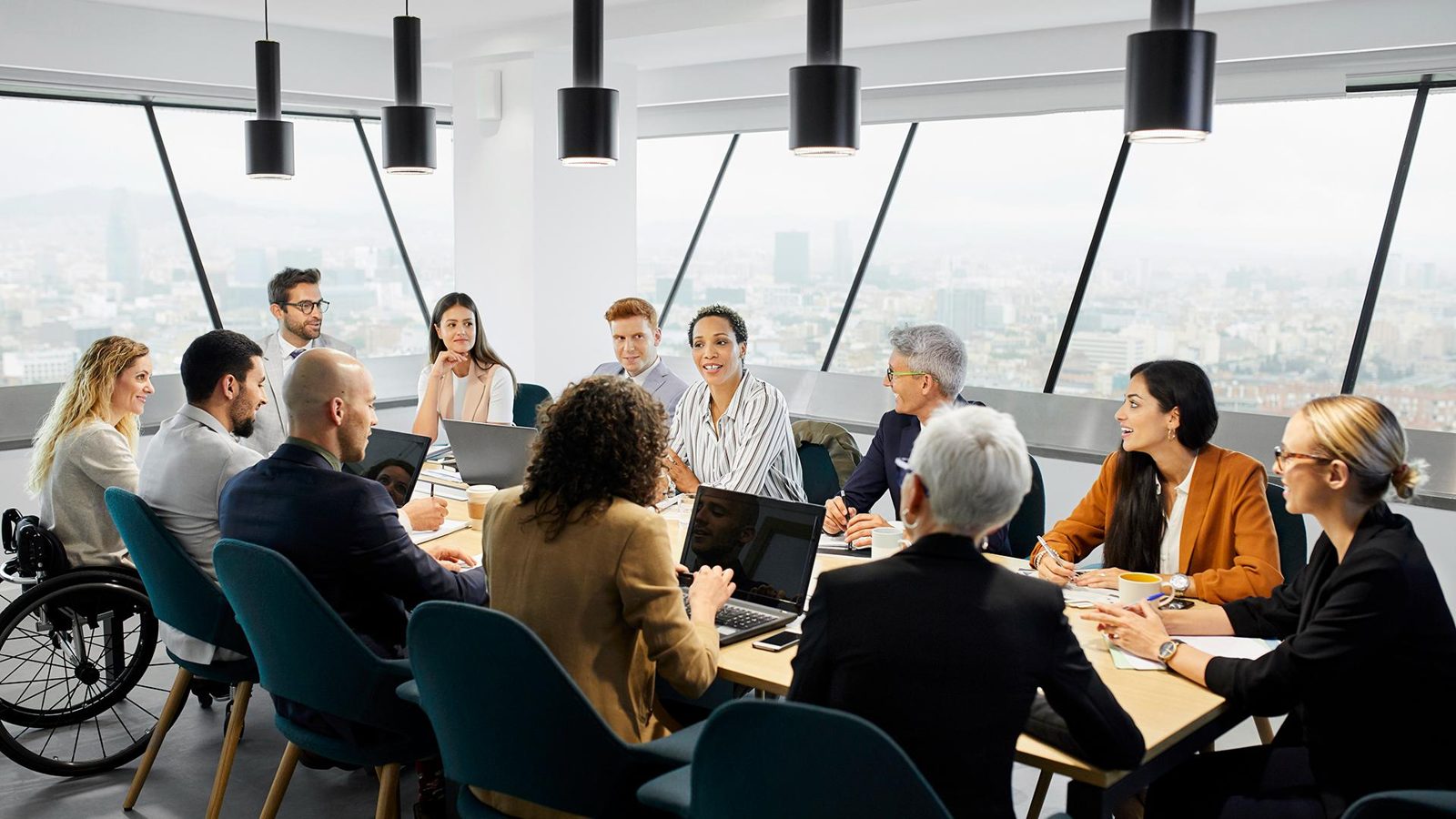 Empresarios en una reunión de consultoría estratégica